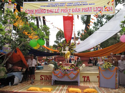 Lễ đài Phật đản.jpg