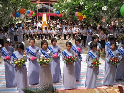 Phật tử dâng hoa cúng dường.jpg