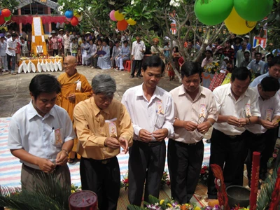 Quý cấp chính quyền dâng hương.jpg