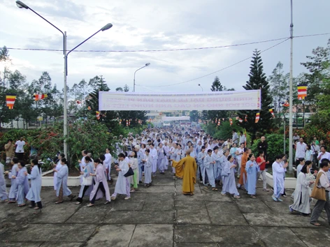 Sóc Trăng: Ban Trị Sự THPG và Tăng Ni Phật tử  viếng nghĩa trang liệt sĩ & các sinh hoạt nhân Đại lễ Phật đản PL: 2554 ảnh 7