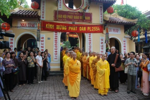 Chùm ảnh Đại lễ Phật đản 2554 tại Hà Nội ảnh 7