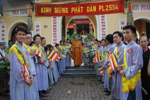 Chùm ảnh Đại lễ Phật đản 2554 tại Hà Nội ảnh 8