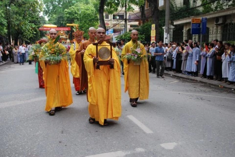 Chùm ảnh Đại lễ Phật đản 2554 tại Hà Nội ảnh 23