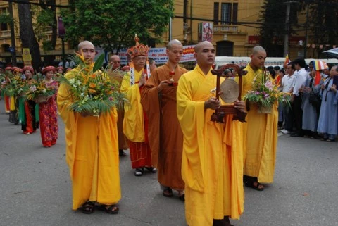 Chùm ảnh Đại lễ Phật đản 2554 tại Hà Nội ảnh 24