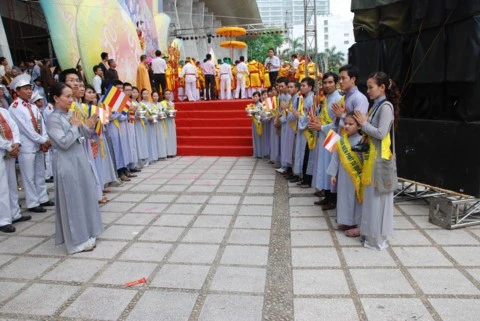 Chùm ảnh Đại lễ Phật đản 2554 tại Hà Nội ảnh 33