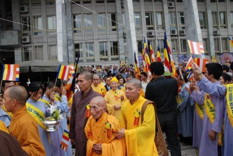 Chùm ảnh Đại lễ Phật đản 2554 tại Hà Nội ảnh 36