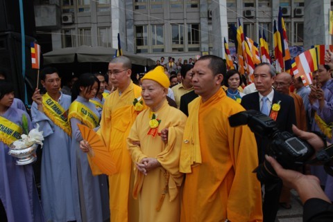 Chùm ảnh Đại lễ Phật đản 2554 tại Hà Nội ảnh 37