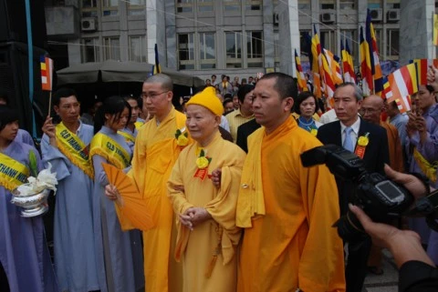 Chùm ảnh Đại lễ Phật đản 2554 tại Hà Nội ảnh 37