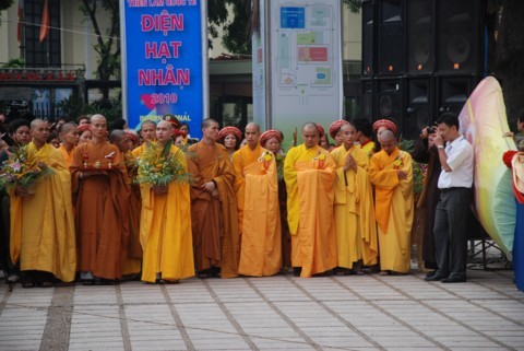 Chùm ảnh Đại lễ Phật đản 2554 tại Hà Nội ảnh 38