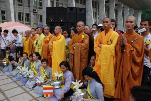 Chùm ảnh Đại lễ Phật đản 2554 tại Hà Nội ảnh 39