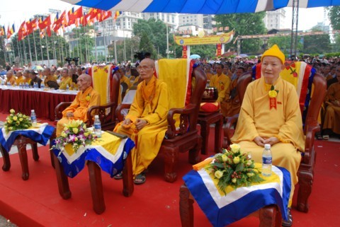 Chùm ảnh Đại lễ Phật đản 2554 tại Hà Nội ảnh 48