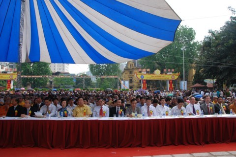 Chùm ảnh Đại lễ Phật đản 2554 tại Hà Nội ảnh 49