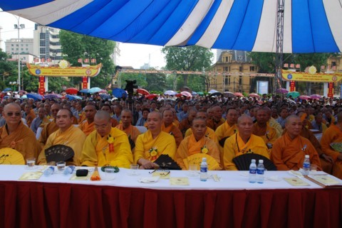 Chùm ảnh Đại lễ Phật đản 2554 tại Hà Nội ảnh 51