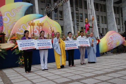 Chùm ảnh Đại lễ Phật đản 2554 tại Hà Nội ảnh 57