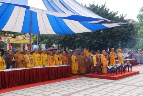 Chùm ảnh Đại lễ Phật đản 2554 tại Hà Nội ảnh 60