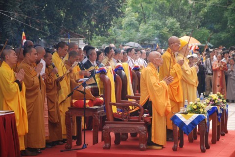Chùm ảnh Đại lễ Phật đản 2554 tại Hà Nội ảnh 61