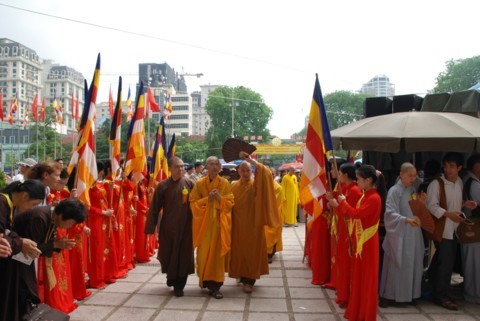 Chùm ảnh Đại lễ Phật đản 2554 tại Hà Nội ảnh 40