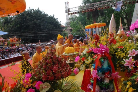 Chùm ảnh Đại lễ Phật đản 2554 tại Hà Nội ảnh 63