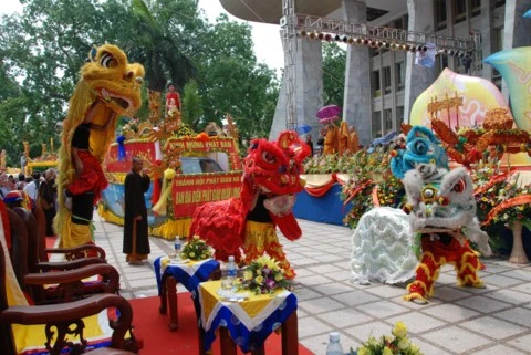 Chùm ảnh Đại lễ Phật đản 2554 tại Hà Nội ảnh 69