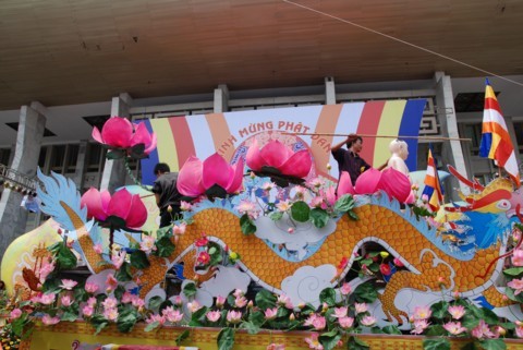 Chùm ảnh Đại lễ Phật đản 2554 tại Hà Nội ảnh 70