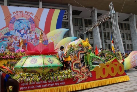 Chùm ảnh Đại lễ Phật đản 2554 tại Hà Nội ảnh 71