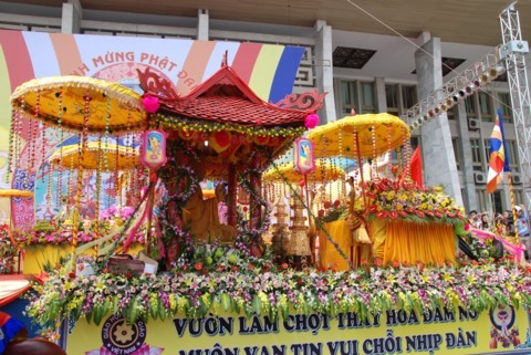 Chùm ảnh Đại lễ Phật đản 2554 tại Hà Nội ảnh 72