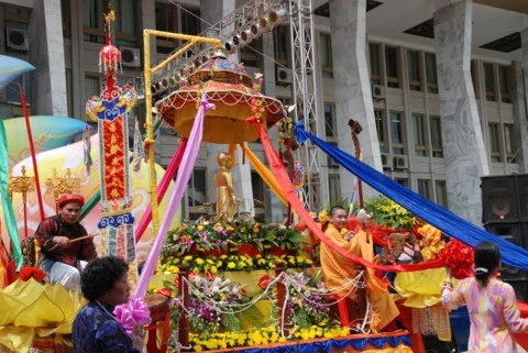 Chùm ảnh Đại lễ Phật đản 2554 tại Hà Nội ảnh 74