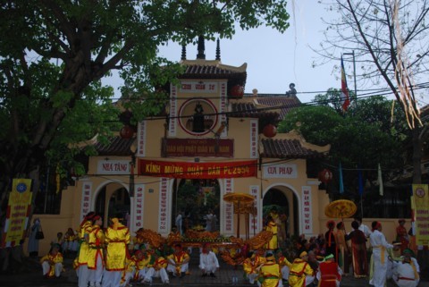 Chùm ảnh Đại lễ Phật đản 2554 tại Hà Nội ảnh 2