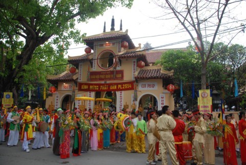 Chùm ảnh Đại lễ Phật đản 2554 tại Hà Nội ảnh 3