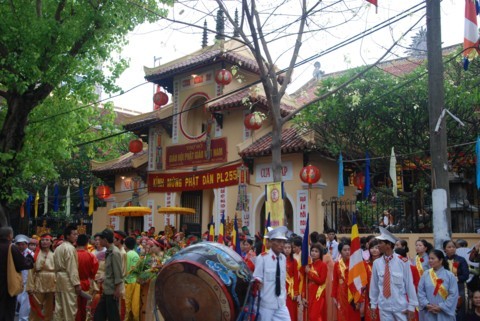 Chùm ảnh Đại lễ Phật đản 2554 tại Hà Nội ảnh 4