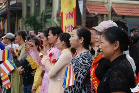 Chùm ảnh Đại lễ Phật đản 2554 tại Hà Nội ảnh 14