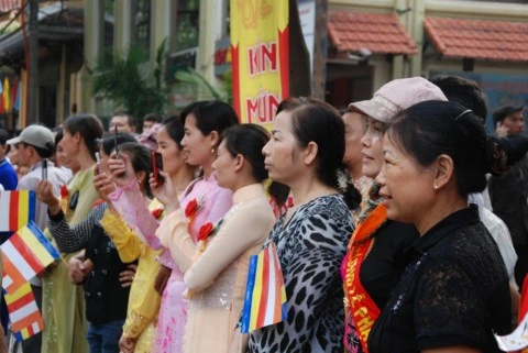 Chùm ảnh Đại lễ Phật đản 2554 tại Hà Nội ảnh 14