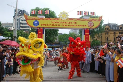Chùm ảnh Đại lễ Phật đản 2554 tại Hà Nội ảnh 28