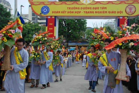 Chùm ảnh Đại lễ Phật đản 2554 tại Hà Nội ảnh 29