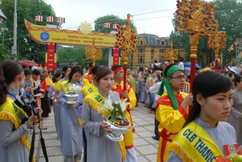 Chùm ảnh Đại lễ Phật đản 2554 tại Hà Nội ảnh 30