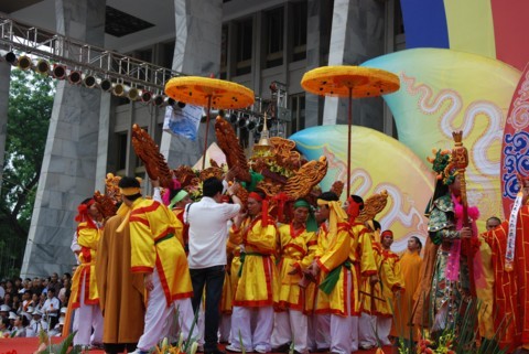 Chùm ảnh Đại lễ Phật đản 2554 tại Hà Nội ảnh 34