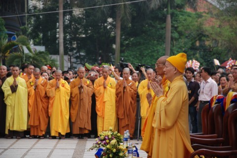 Chùm ảnh Đại lễ Phật đản 2554 tại Hà Nội ảnh 41