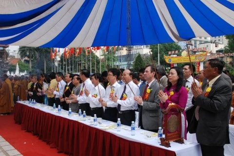 Chùm ảnh Đại lễ Phật đản 2554 tại Hà Nội ảnh 62