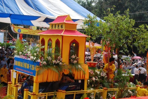 Chùm ảnh Đại lễ Phật đản 2554 tại Hà Nội ảnh 75