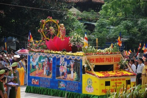 Chùm ảnh Đại lễ Phật đản 2554 tại Hà Nội ảnh 76