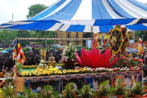 Chùm ảnh Đại lễ Phật đản 2554 tại Hà Nội ảnh 77