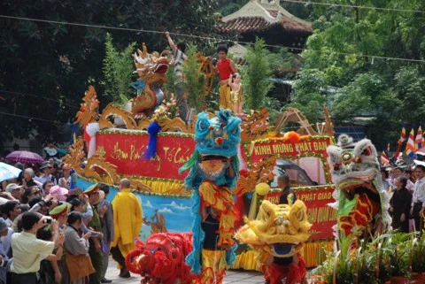 Chùm ảnh Đại lễ Phật đản 2554 tại Hà Nội ảnh 78