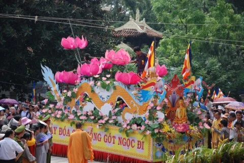Chùm ảnh Đại lễ Phật đản 2554 tại Hà Nội ảnh 79