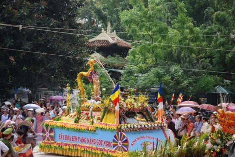 Chùm ảnh Đại lễ Phật đản 2554 tại Hà Nội ảnh 80