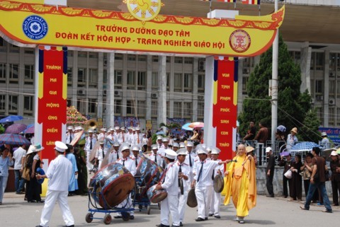 Chùm ảnh Đại lễ Phật đản 2554 tại Hà Nội ảnh 82