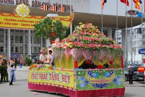 Chùm ảnh Đại lễ Phật đản 2554 tại Hà Nội ảnh 84
