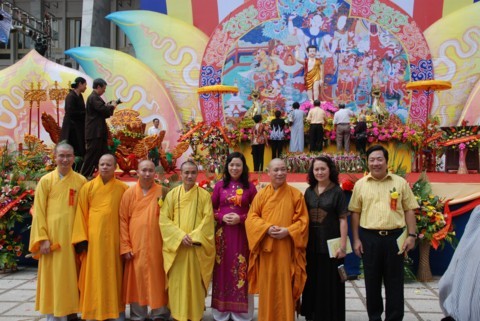 Chùm ảnh Đại lễ Phật đản 2554 tại Hà Nội ảnh 81