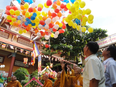 Chư Tôn đức cùng chính quyền các cấp thả bong bóng cầu nguyện hòa bình.jpg