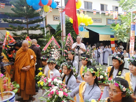 Gia đình Phật tử Đại Giác dâng hoa cúng Phật.jpg