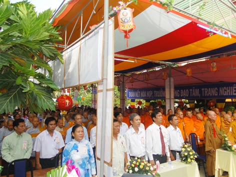 Trang nghiêm cử hành lễ chào Quốc kỳ, Đạo kỳ.jpg